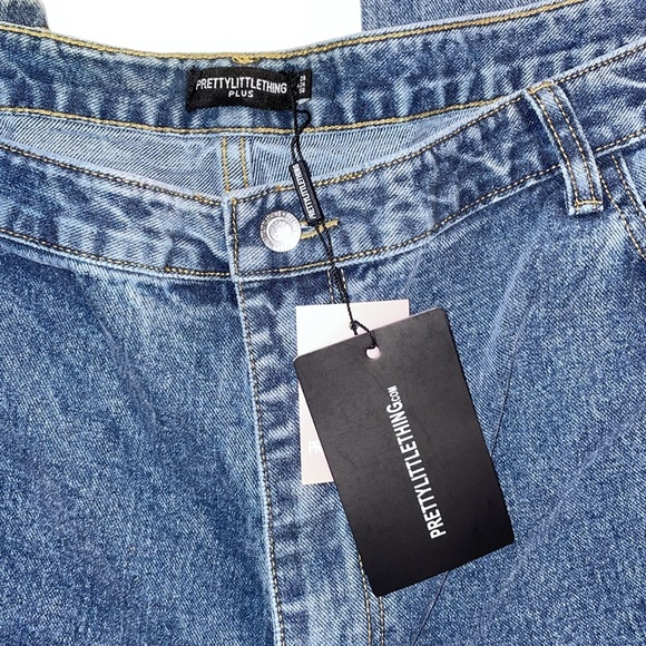 PrettyLittleThing Plus Vintage Wash Split Hem Jeans - Picture 4 of 9